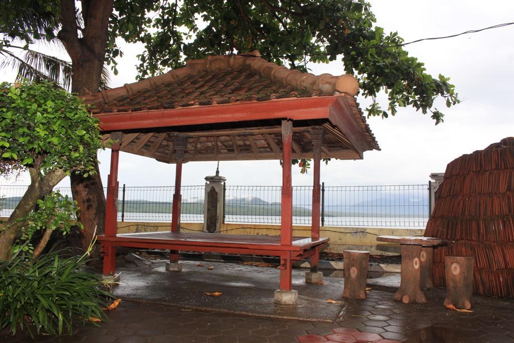 Baru Dua Beach Hotel Banyuwangi  Exterior photo